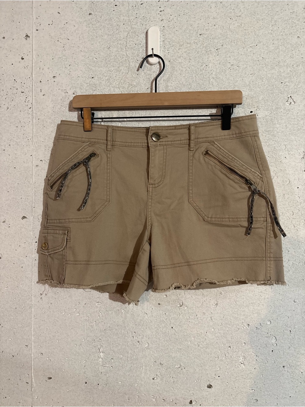 Maurices Y2K Khaki Cargo Utility Shorts Raw Hem Zipper Pockets | Size: 7/8